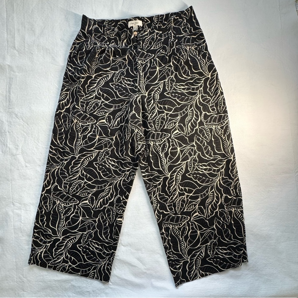 Haver and Blair London Black and White Tropical Print Capris size Large